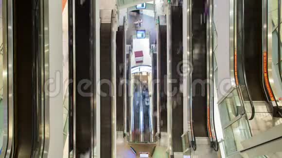 购物中心快速自动扶梯上的人从上面可以看到时间的推移视频的预览图