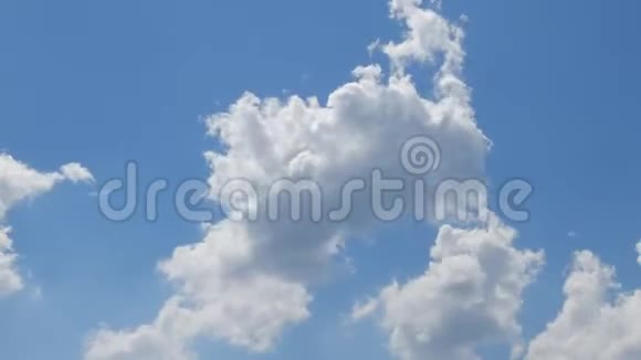 白色积云在蓝天中快速移动视频的预览图