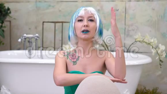 美丽的女孩举手在浴室回答问题视频的预览图