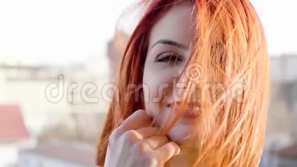 刮风的时候红发女人满脸都是头发视频的预览图