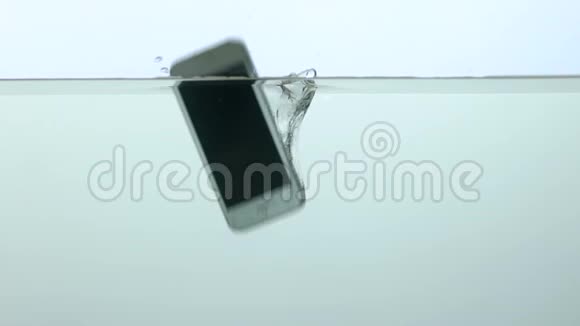 智能手机掉在水里用于浸泡电话的电话维修服务特写视频的预览图