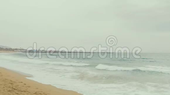 阴天无尽的风景西班牙海滩巴塞罗那03052019沙海风视频的预览图