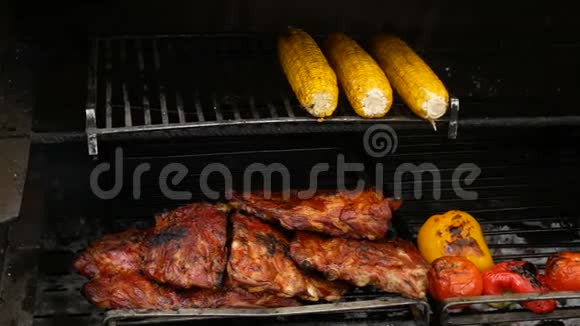 在食物节上用烤玉米和其他蔬菜烤猪肉视频的预览图
