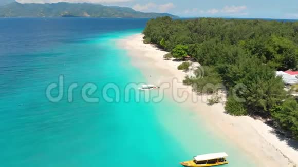 热带海滩有白色的沙子和绿松石的海洋空中观景天堂假日酒店视频的预览图