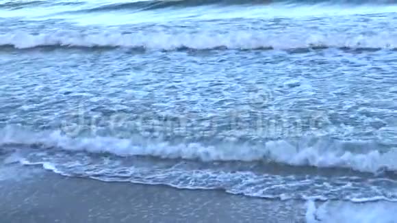 缓慢而平静的黑海海浪视频的预览图