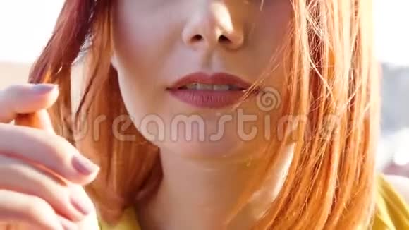 性感红发女人对着镜头微笑视频的预览图