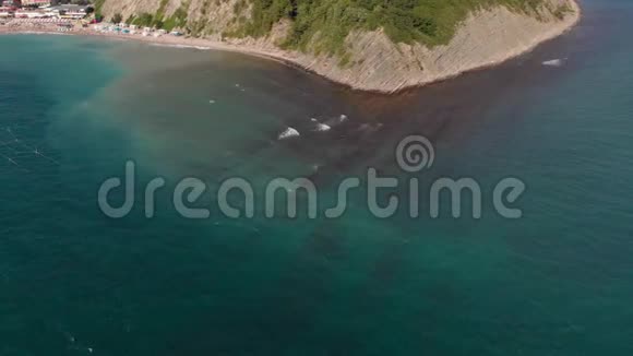 带着海滩区飞过海湾空中射击视频的预览图