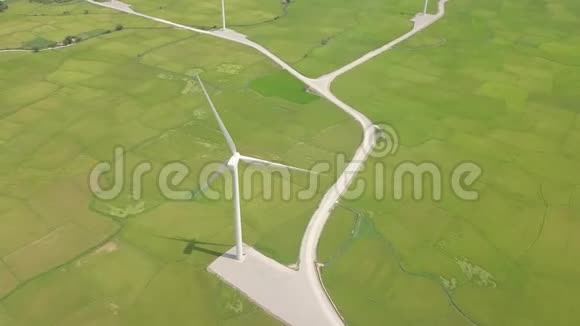 在绿野背景上鸟瞰风车涡轮机从能源站无人驾驶飞机的角度看风力发电机发电视频的预览图