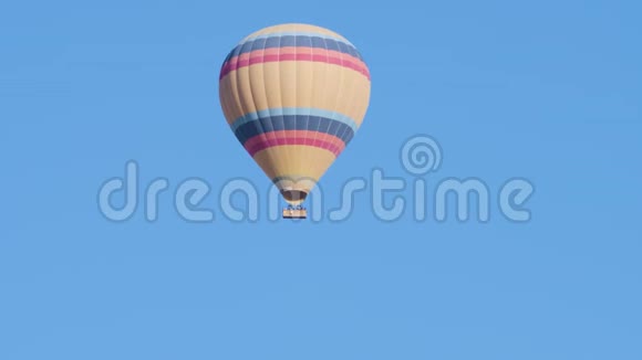 热气球上有一篮子游客在高空飞行视频的预览图