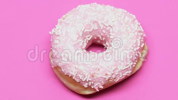 在粉红色桌子上旋转甜甜圈高糖甜点会引起糖尿病诱惑视频的预览图