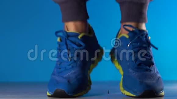 特写慢动作镜头腿部剪裁镜头年轻的非洲裔美国运动员穿着运动鞋跳跃视频的预览图
