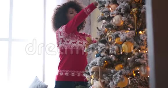 惊喜女人在家和男朋友一起打开圣诞礼物视频的预览图