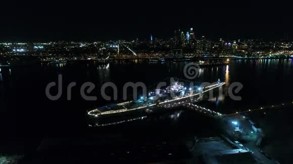 夜间鸟瞰新泽西战舰视频的预览图