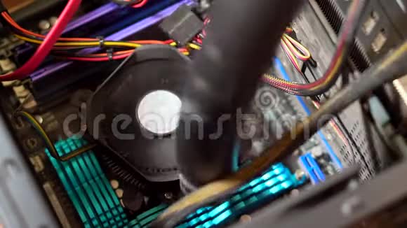 用吸尘器清洁个人电脑的CPU风扇视频的预览图