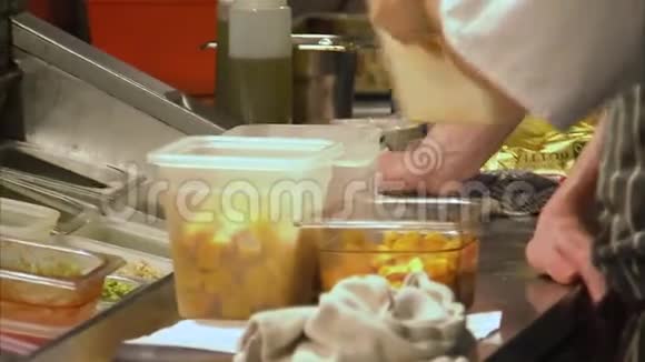 一位厨师移动容器的特写镜头视频的预览图