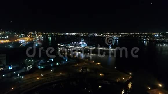 夜间鸟瞰新泽西战舰视频的预览图