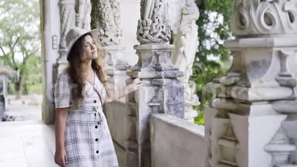 在葡萄牙皇宫散步的旅游妇女视频的预览图