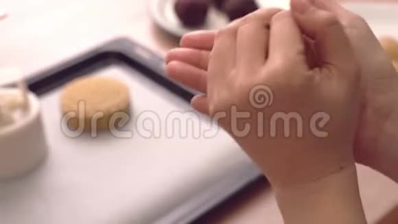 妇女在烤盘上用精美的节日形状制作月饼糕点为传统的中秋节制作节日烘焙视频的预览图