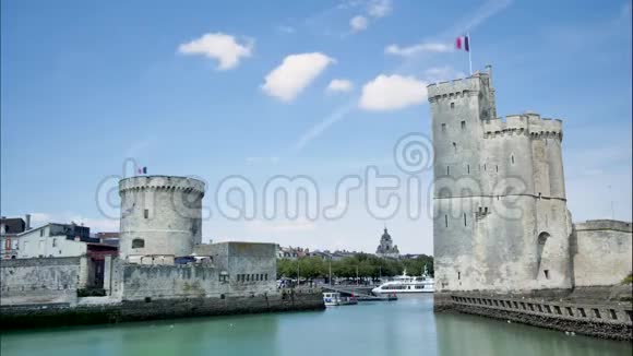 夏天在法国的拉罗谢尔拍摄的时光流逝城市里的老港口视频的预览图