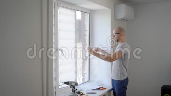 一个成年男子装修房子的全光镜头视频的预览图