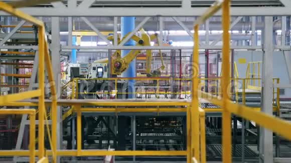 现代工业设备机器与砖块在工厂工作视频的预览图