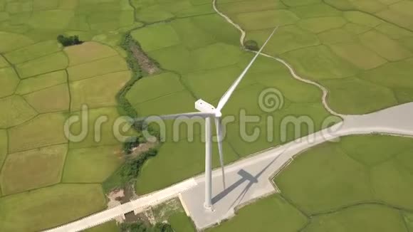 绿色野外背景下的风车涡轮机无人机在能源站上查看风力发电机组替代办法视频的预览图