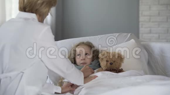 好心儿科医生在家检查生病的小女孩医生安慰生病的孩子视频的预览图