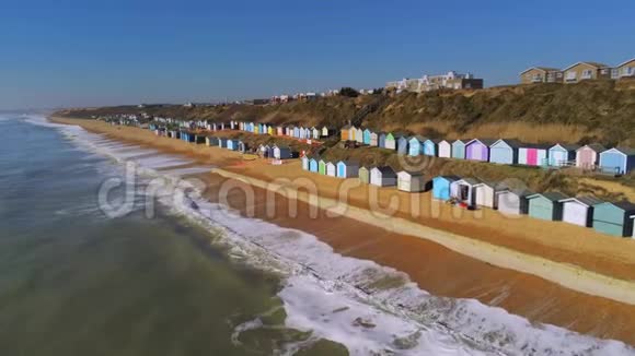 从上面看英国南部海岸五颜六色的小屋视频的预览图