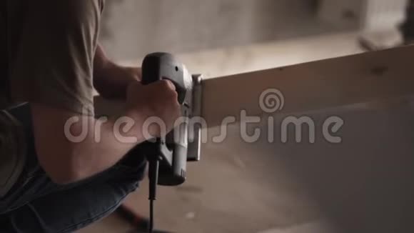 人类手正在用机械工具在工房的木板上劳动视频的预览图