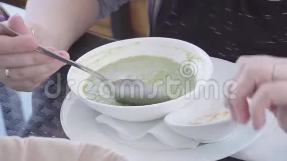 食物树叶自然素食汤碗咖啡女孩健康视频的预览图