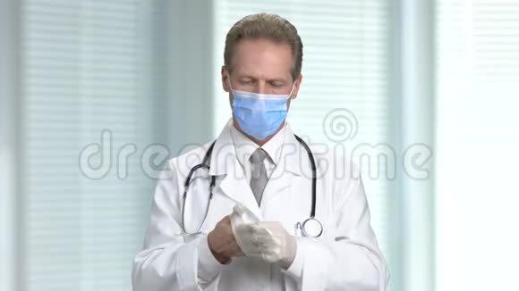 医生戴弹性手套的肖像视频的预览图