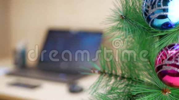 办公室职员或职员在圣诞树上挂红球视频的预览图