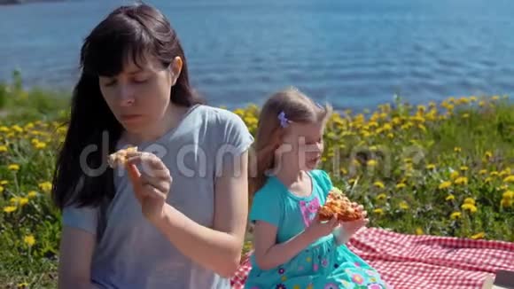 母女俩在海边吃披萨视频的预览图
