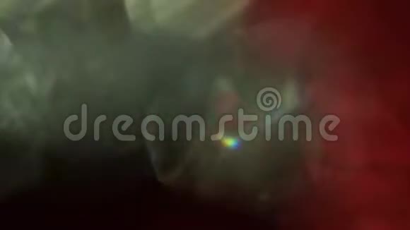 抽象的离焦水晶红色和绿色元素在黑暗的背景上视频的预览图
