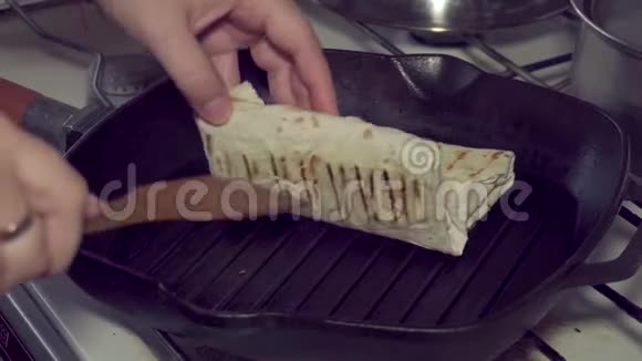 食物厨房烤皮塔小吃卷快餐围巾烤串三明治4k视频的预览图