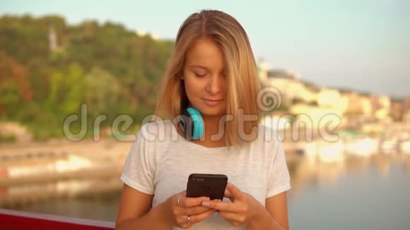 站在河边的金发女人视频的预览图