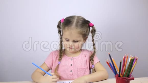 漂亮的年轻女孩在家用铅笔画画教育概念视频的预览图