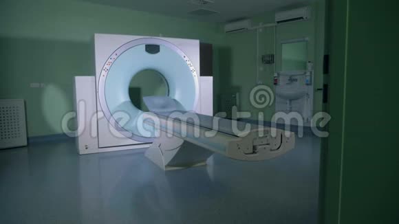 一个大扫描仪一个空房间里的断层扫描仪视频的预览图
