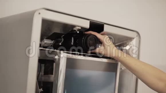 女的手设置密集的黑色照片相机放置在大盒子在房间里视频的预览图