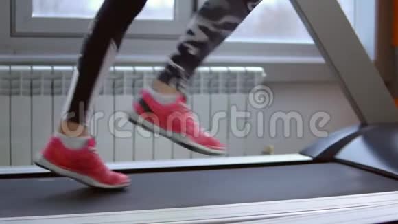 跑步机在健身房训练的年轻女运动员侧视图视频的预览图