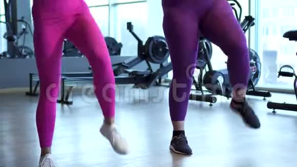 胖女人在健身房和私人教练一起做减肥运动视频的预览图