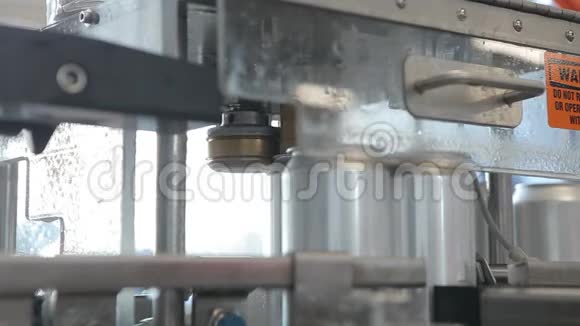 灌装铝罐的输送机银行沿着传送带移动机器关闭罐子上的盖子视频的预览图