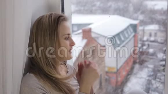 生病的年轻女子在窗户附近咳嗽视频的预览图