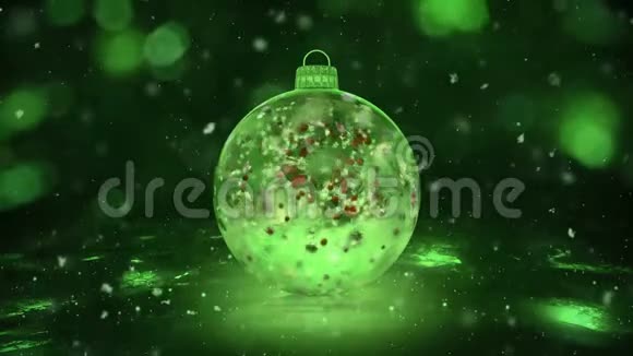 圣诞绿冰玻璃包装饰雪彩花瓣背景环视频的预览图