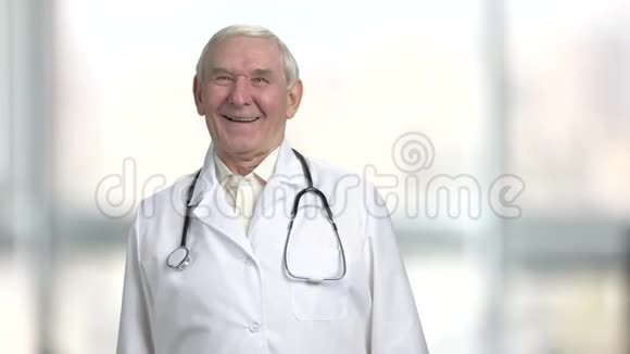 老医生笑着把手举起来视频的预览图