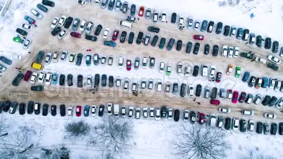 冬天停车的空中镜头视频的预览图