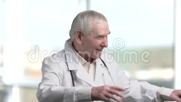 一位老医生讲笑话轶事的肖像视频的预览图