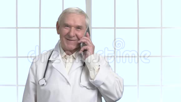 男老医生拿着黑色电话视频的预览图