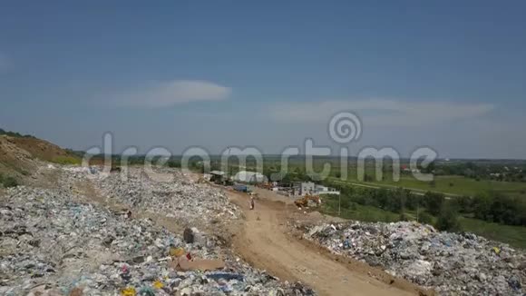 城市垃圾场鸟瞰图以食物浪费为食的海鸥视频的预览图