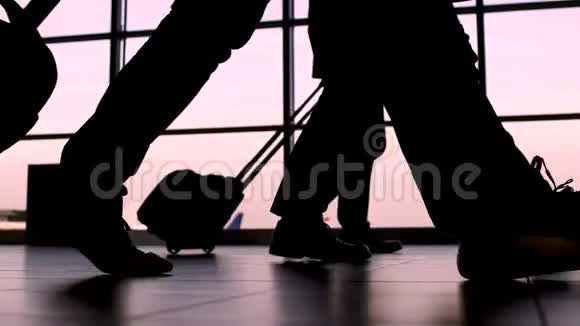 商务人士在机场散步代表团抵达年会视频的预览图